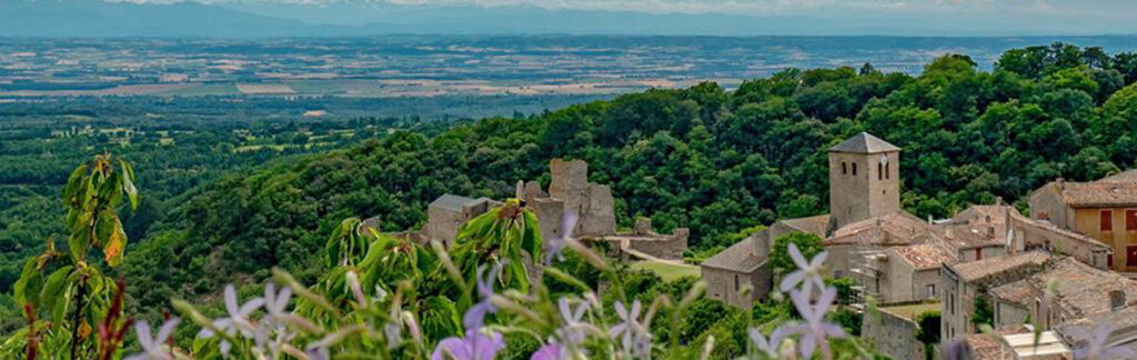 Vue panoramique sur le château de Saissac depuis un point de vue