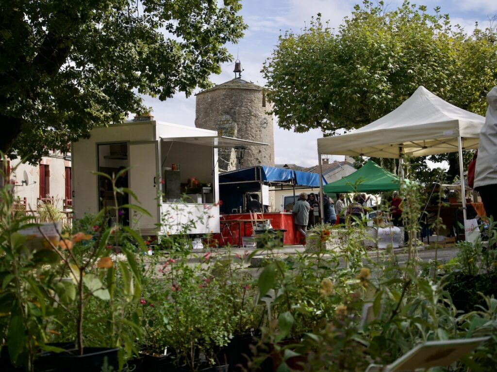 Foods trucks et stands de producteurs lors du Festival des plantes en Montagne Noie, à Fontiers-Cabardès