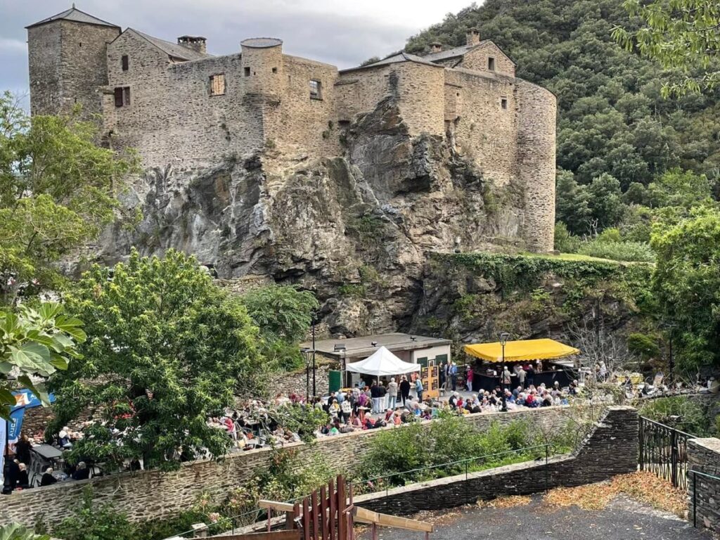 Petite restauration au pied du château de Roquefère avant les concerts du festival jazz sous les chataigniers