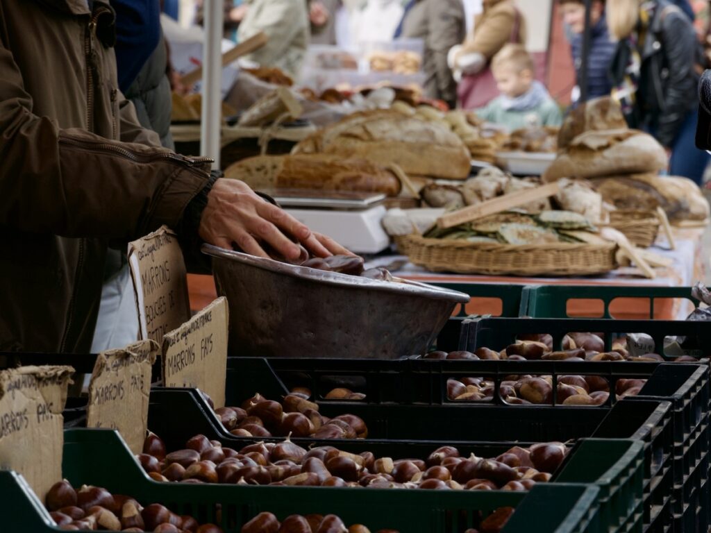 Vente de châtaignes à la 53ème "Fête des châtaignes, du vin et des produits de la Montagne Noire", à Villardonnel