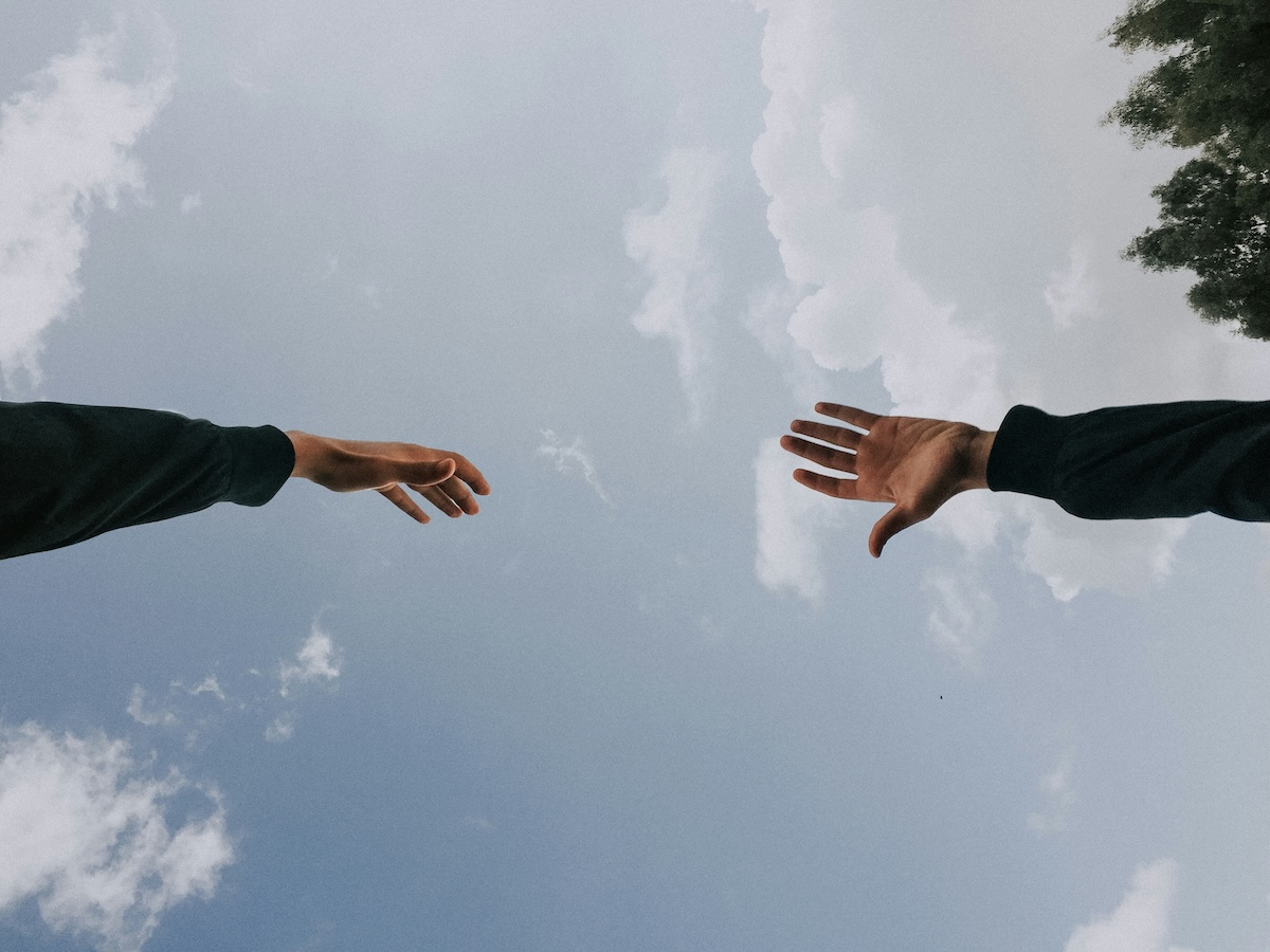 Mains tendues l'une vers l'autre pour une collaboration